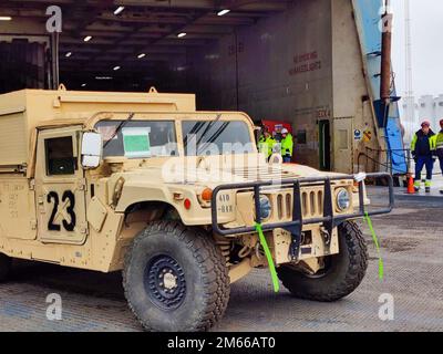 ESBJERG, DÄNEMARK (6. April 2022) Ein Soldat fährt einen Humvee vom ARC Endurance Transitschiff. Dieses Fahrzeug und etwa 350 weitere Ausrüstungsgegenstände sind Teil eines routinemäßigen Umzugs, den die 598. Transportbrigade der Armee und die britischen Militärbündnispartner in Partnerschaft mit unseren dänischen Bündnispartnern organisierten, die den Empfang in ihrem Hafen erleichterten. Das Gerät ist für den Einsatz in Geräten unter den USA bestimmt Das V-Korps der Armee. Das V Corps ist Amerikas Forward Disponated Corps in Europa und arbeitet mit den NATO-Alliierten und regionalen Sicherheitspartnern zusammen, um Kampfbereitschaftskräfte bereitzustellen, gemeinsam und multinat zu exekutieren Stockfoto