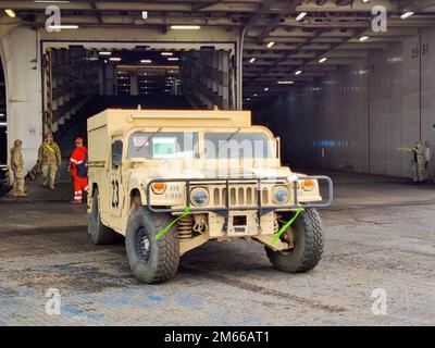 ESBJERG, DÄNEMARK (6. April 2022) Ein Soldat fährt einen Humvee vom ARC Endurance Transitschiff. Dieses Fahrzeug und etwa 350 weitere Ausrüstungsteile sind Teil eines routinemäßigen Umzugs, der die Interoperabilität mit den wichtigsten Alliierten demonstriert: Das britische Militär organisierte den Transit von US- und britischer Ausrüstung zu einem dänischen Hafen. Die US-Ausrüstung wird von Einheiten des V-Korps der Armee verwendet. V Corps ist Amerikas Forward Disponated Corps in Europa und arbeitet mit den NATO-Alliierten und regionalen Sicherheitspartnern zusammen, um Kampfeinsatzkräfte bereitzustellen, gemeinsame und multinationale Übungen durchzuführen und RET Stockfoto