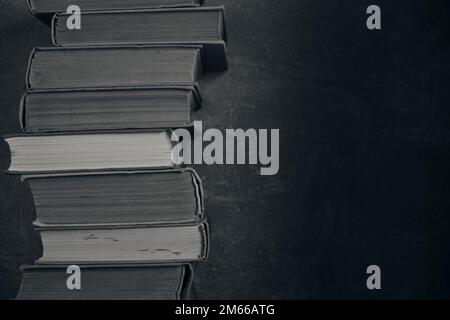 Ein Stapel alter, zerschmetterter Bücher auf Retro-Fotos Stockfoto