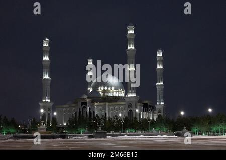 Panoramablick auf die schneeweiße moderne Hazaret Sultan Moschee bei Nacht, nur-Sultan, Astana, Kasachstan. Hochwertiges Foto Stockfoto