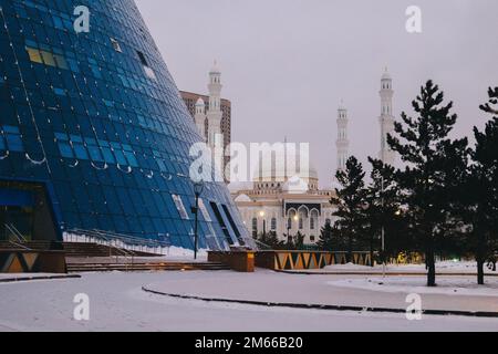 Moderne architektonische urbanistische Stadt Astana. Futuristische Gebäude, Pyramiden, Moschee der Nachtstadt, nur-Sultan, Astana, Kasachstan. Hochwertiges Foto Stockfoto