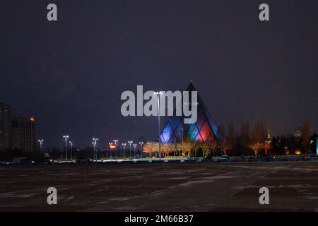 Moderne architektonische urbanistische Stadt Astana. Futuristische Gebäude, Pyramiden der Nachtstadt, nur-Sultan, Astana, Kasachstan. Hochwertiges Foto Stockfoto