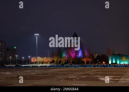 Moderne architektonische urbanistische Stadt Astana. Futuristische Gebäude, Pyramiden der Nachtstadt, nur-Sultan, Astana, Kasachstan. Hochwertiges Foto Stockfoto