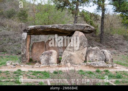 Dolmen Sols de riu, Megalith, erbaut vor 4000 Jahren und wechselte seinen ursprünglichen Standort 1999, baronia de Rialb, Katalonien, Spanien Stockfoto