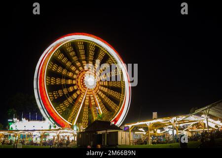 Summerfest-Karnevalsrad bei Nacht, Langzeit-Exposition, in München Stockfoto