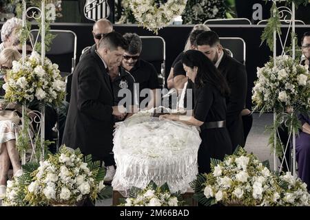 Santos, Sao Paulo, Brasilien. 2. Januar 2023: Aufwachen des ehemaligen brasilianischen Fußballspielers Edson Arantes do Nascimento, Pelé, im Stadion des Santos Futebol Clube in Santos, Brasilien, am 2. Januar 2023. Pelé starb am 29. Dezember 2022 im Alter von 82 Jahren, nachdem er 30 Tage in Sao Paulo zur Behandlung von Darmkrebs, der 2021 entdeckt wurde, stationär behandelt worden war. Die Todesursache war Multiorganversagen. (Kreditbild: © Paulo Lopes/ZUMA Press Wire) Kredit: ZUMA Press, Inc./Alamy Live News Stockfoto