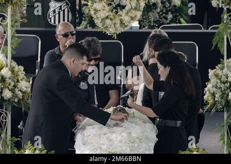 Santos, Sao Paulo, Brasilien. 2. Januar 2023: Marcia Aoki (Ehefrau von Pele) während der Nachwuchs des ehemaligen brasilianischen Fußballspielers Edson Arantes do Nascimento, Pelé, im Stadion Santos Futebol Clube, in der Stadt Santos, Brasilien, am 2. Januar 2023. Pelé starb am 29. Dezember 2022 im Alter von 82 Jahren, nachdem er 30 Tage in Sao Paulo zur Behandlung von Darmkrebs, der 2021 entdeckt wurde, stationär behandelt worden war. Die Todesursache war Multiorganversagen. (Kreditbild: © Paulo Lopes/ZUMA Press Wire) Kredit: ZUMA Press, Inc./Alamy Live News Stockfoto