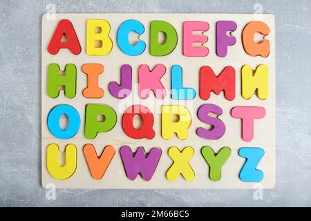 Heller Hintergrund farbenfrohe Buchstaben Englisches Kinderalphabet Stockfoto
