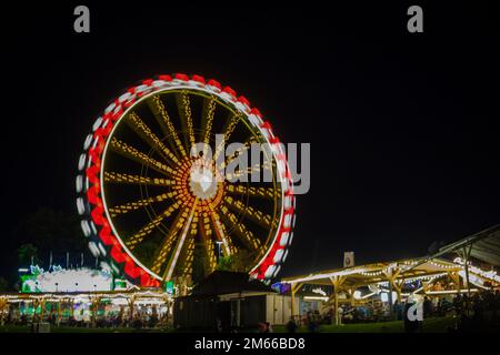 Summerfest-Karnevalsrad bei Nacht, Langzeit-Exposition, in München Stockfoto