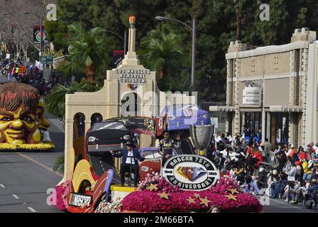 Pasadena, Usa. 02. Januar 2023. Der „Always Forward“-Float von NASCAR, Gewinner des Americana Award, fährt während des 134. Jährlichen Tournament of Roses Parade, das am Montag, den 2. Januar 2023 in Pasadena, Kalifornien stattfindet, den Colorado Boulevard hinunter. Foto: Jim Ruymen/UPI. Kredit: UPI/Alamy Live News Stockfoto