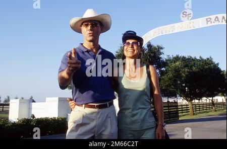 Dallas, Vereinigte Staaten. 02. Januar 2023. firo 08.07.1994 Archive Picture Archive Fotoarchiv Fotoarchiv Fotos Fußball, Fußball, WELTMEISTERSCHAFT 1994 USA, 94, in, Dallas, Land, Und, Leute, Franz Beckenbauer Franz Beckenbauer mit Privat, auf der South Form Ranch in Dallas/USA Drehort der Hit-Serie, Halbfigur, exklusiv, Southfork Ranch, Cowboyhut, Mit, und, Ehefrau Sybille Credit: dpa/Alamy Live News Stockfoto