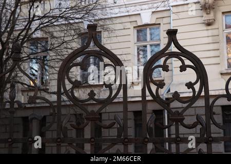Schmiedeeiserner Zaun. Dekorativer schmiedeeiserner Zaun. Metallzaun in Sofia Bulgarien Stockfoto