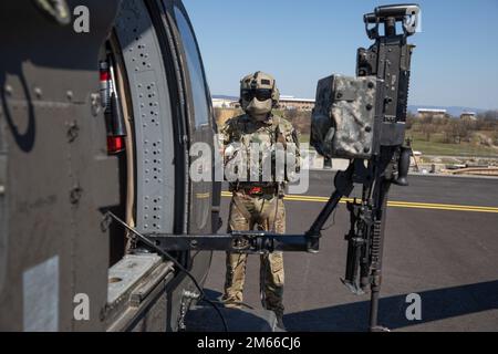 USA Daniel Gainey, 1. Luftkavallerie-Brigade, 1. Kavallerie-Division, wartet auf den Start eines UH-60 Black Hawk, bevor er am 6. April 2022 im Novo Selo Training Area, Bulgarien, mit dem Flugtraining beginnt. USA Soldaten der Armee nehmen an einer Ausbildungsmission in Bulgarien Teil, im Rahmen unserer laufenden bilateralen Verteidigungszusammenarbeit gemäß den Bedingungen unseres Abkommens über die Verteidigungszusammenarbeit von 2006. ‚Air Kavalier‘ ist Teil des V Corps, des US-amerikanischen Forward Disponated Corps in Europa, das mit den NATO-Alliierten und regionalen Sicherheitspartnern zusammenarbeitet, um kampfbereite Kräfte bereitzustellen, und das Kommando A hält Stockfoto