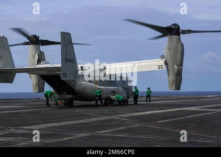 PHILIPPINISCHE SEE (6. April 2022) Matrosen blockieren und ketten einen CMV-22B Osprey, der den „Titans“ der Flottenlogistik Multi-Mission Squadron (VRM) 30 zugeteilt ist, auf dem Cockpit des Flugzeugträgers der Nimitz-Klasse USS Abraham Lincoln (CVN 72). Die Abraham Lincoln Strike Group befindet sich in einem geplanten Einsatz im US-7.-Flottenbereich, um die Interoperabilität durch Allianzen und Partnerschaften zu verbessern und gleichzeitig als einsatzbereite Truppe zur Unterstützung einer freien und offenen Region Indo-Pacific zu fungieren. Stockfoto