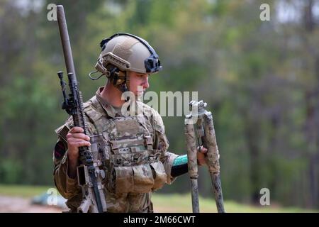 EIN US-AMERIKANISCHER Army Soldier von der 10. Mountain Division beendet eine Veranstaltung während des International Sniper Competition 2022, 4. April 2022, in Fort Benning, G.A. Sie wurden nicht nur an ihren Gewehren und Pistolen sowohl an stationären als auch beweglichen Zielen getestet, sondern mussten auch ihre Fähigkeit unter Beweis stellen, Informationen unter Stress zu halten und als Team zu kommunizieren. Stockfoto