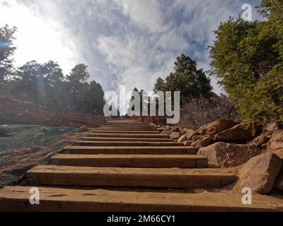 Die Manitou Incline ist eine Wanderung, bei der die 2.768 Stufen bis zum Gipfel durch Eisenbahnverbindungen gebildet werden. Das beliebte Touristenziel ist drei Stunden von F.E Warren entfernt und bietet einen schönen Blick auf Manitou Springs und Colorado Springs, Colorado und die Seitenpfade zurück auf dem Berg. Stockfoto