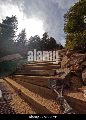 Der Manitou Incline ist eine Treppenwanderung auf den Pikes Peak Mountain in Manitou Springs, Colorado. Die Incline ist eine von mehreren Attraktionen, die Mitglieder des F.E Warren Air Force Base, Wyoming, in der Nähe erleben können. Stockfoto