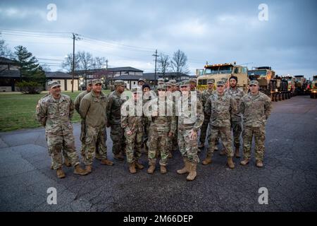 Tough ‘Ombres von der Transportation Company 217. aus San Antonio, Texas, transportieren Ausrüstung im ganzen Land, um unsere kanadischen Verbündeten während der bevorstehenden Übung Maple Resolve zu unterstützen. Die US Army North und die kanadischen Streitkräfte planen das ganze Jahr über die Übung Maple Resolve der kanadischen Armee, die größte alliierte Übung, die in Nordamerika durchgeführt wird. Maple Resolve bietet die Möglichkeit, die multinationale Interoperabilität in einer Feldschulung auf Brigade-Ebene zu verbessern. Col. Steve Pazak, 90. Kommandant der Sustainment Brigade, und Command Sgt. Maj. Brenda Acosta hat sich mit verbunden Stockfoto