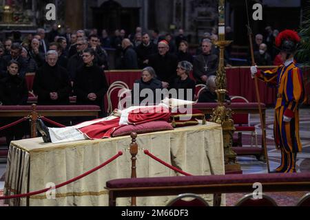 Vatikan, Vatikan. 02. Januar 2023. (HERAUSGEBER ANMERKUNG: Bild zeigt den Tod)der Körper des Papstes Emeritus Benedict XVI wird öffentlich in St. Petersdom. Der Vatikan gab bekannt, dass Papst Benedikt am 31. Dezember 2022 starb, 95 Jahre alt, und seine Beerdigung wird am 5. Januar 2023 stattfinden. Kredit: SOPA Images Limited/Alamy Live News Stockfoto