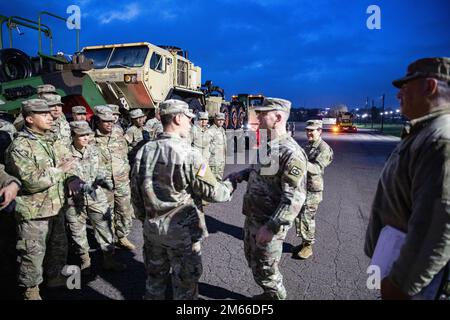 Tough ‘Ombres von der Transportation Company 217. aus San Antonio, Texas, transportieren Ausrüstung im ganzen Land, um unsere kanadischen Verbündeten während der bevorstehenden Übung Maple Resolve zu unterstützen. Die US Army North und die kanadischen Streitkräfte planen das ganze Jahr über die Übung Maple Resolve der kanadischen Armee, die größte alliierte Übung, die in Nordamerika durchgeführt wird. Maple Resolve bietet die Möglichkeit, die multinationale Interoperabilität in einer Feldschulung auf Brigade-Ebene zu verbessern. Col. Steve Pazak, 90. Kommandant der Sustainment Brigade, und Command Sgt. Maj. Brenda Acosta hat sich mit verbunden Stockfoto