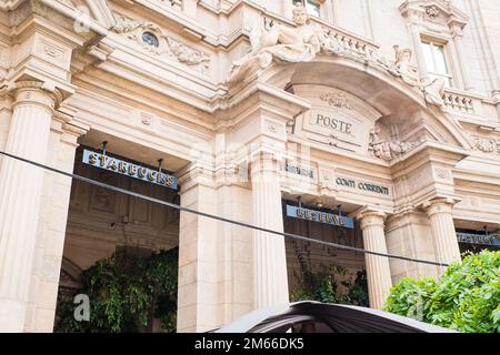 Minalo, Italien - 3. Mai 2022: Starbucks Reserve Roastery auf der Piazza Cordusio in Mailand, altes Postamt. Stockfoto