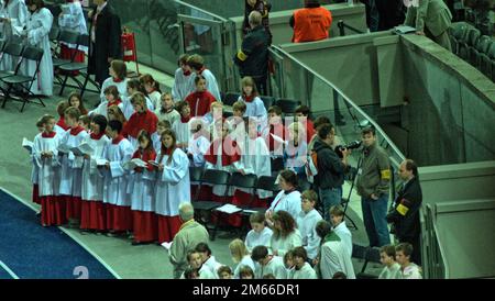 Papst Benedikt XVI im Berliner Olympiastadion Josef Ratzinger Jugendliche Messdiener Stockfoto