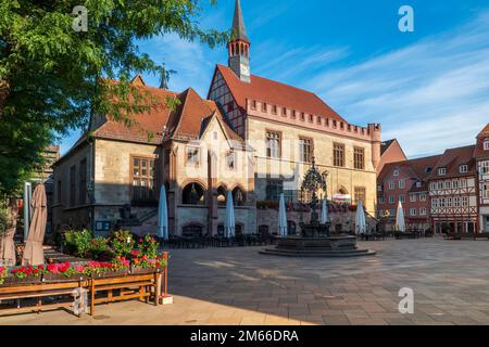 Altes Rathaus in Göttingen mit Gasseliesel-Brunnen, Deutschland Stockfoto