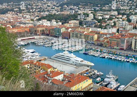 Port du Nice (der Hafen von Nizza) von oben gesehen in La Colline du Chateau in Nizza, Frankreich. Stockfoto