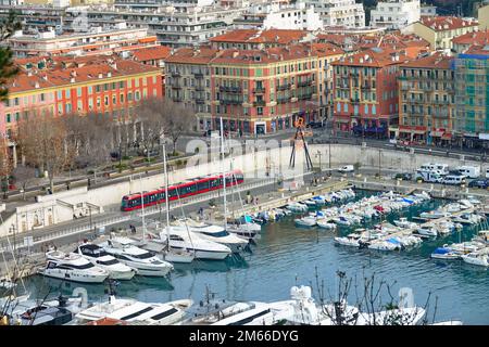 Port du Nice (der Hafen von Nizza) von oben gesehen in La Colline du Chateau in Nizza, Frankreich. Stockfoto