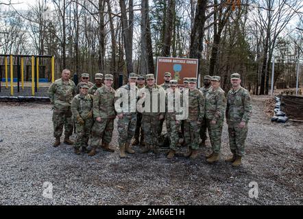 „Ombres from the 883. Quarter Master Company Out of Broken Arrow, Oklahoma, erobern den Vertrauenskurs in Fort Knox, Kentucky, während des jährlichen Trainings. Oberst Steve Pazak, Befehlshaber der 90. Nachhaltigkeits-Brigade und Kommandoleiter Major Brenda Acosta, besuchten die Soldaten vor Ort und sprachen darüber, wie die heutige Ausbildung die Ergebnisse von morgen beeinflusst. Stockfoto