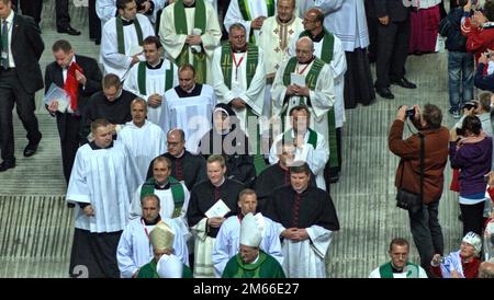 Papst Benedikt XVI im Berliner Olympiastadion Josef Ratzinger Würdenträger Stockfoto