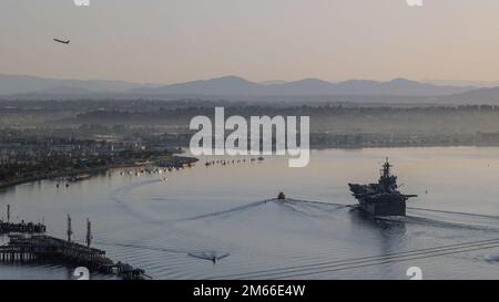 Die USS Tripoli (LHA-7), ein Amphibienschiff der amerikanischen Klasse, kehrt am 7. April 2022 in den Hafen der Naval Amphibious Base Coronado, Kalifornien, zurück. Die Tripolis unterstützten den Start von 20 F-35B Lightning II Jets von Marine Fighter Attack Squadrons 211 und 225, Marine Aircraft Group 13, 3. Marine Aircraft Wing sowie Marine Operational Test and Evaluation Squadron als Teil der USA Demonstration des Lightning-Trägerkonzepts des Marine Corps. Die Demonstration des Blitzträgerkonzepts zeigt, dass Tripolis und andere amphibische Angriffsschiffe als spezielle Starrflügelplattform eingesetzt werden können Stockfoto