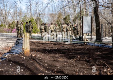 „Ombres from the 883. Quarter Master Company Out of Broken Arrow, Oklahoma, erobern den Vertrauenskurs in Fort Knox, Kentucky, während des jährlichen Trainings. Oberst Steve Pazak, Befehlshaber der 90. Nachhaltigkeits-Brigade und Kommandoleiter Major Brenda Acosta, besuchten die Soldaten vor Ort und sprachen darüber, wie die heutige Ausbildung die Ergebnisse von morgen beeinflusst. Stockfoto