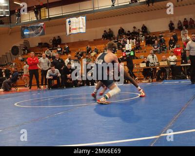 New Jersey High School Wrestler in Aktion während eines letzten 2022-Wettkampfs. Die gut ausgebildeten und wetteifernden Ringer zeigten großen Willen. Stockfoto