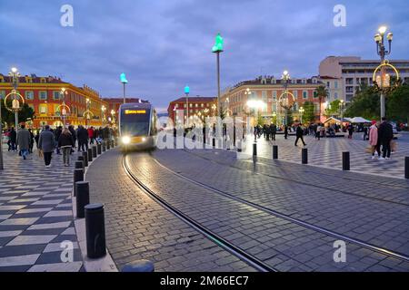 Zentraler Platz - Place Massena in Nizza, Cote d'Azur, französische Riviera. Nizza, Frankreich - 2022. Dezember Stockfoto