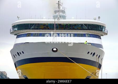 Blick auf eine gelbe Fähre Corsica Sardinia Ferries im Hafen von Nizza. Nizza, Frankreich - 2022. Dezember Stockfoto