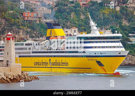 Blick auf eine gelbe Fähre Corsica Sardinia Ferries im Hafen von Nizza. Nizza, Frankreich - 2022. Dezember Stockfoto