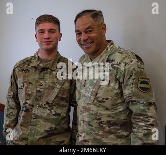 General Michael Garrett, kommandierender General der USA Austin Wines, ein Infanterist, der dem 2. Bataillon, dem 12. Infanterie-Regiment, dem 2. Stryker-Brigade-Kampfteam, der 4. Infanterie-Division, nach einer Hörsitzung am 7. April 2022 in Fort Carson, Colorado, zugeteilt wurde. Weine gewannen kürzlich den 4. Inf. Div Soldier of the Quarter und bereitet sich auf den bevorstehenden Soldier of the Year-Vorstand und Wettbewerb vor. Stockfoto