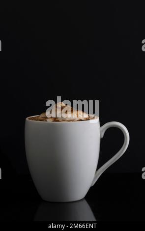 Schaumiger Cappuccino oder Latte-Kaffee in großer weißer Tasse Stockfoto