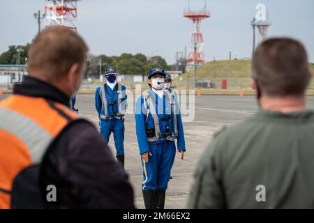 220407-N-VI040-1032 MARINEFLIEGERANLAGE ATSUGI, Japan (7. April 2022) Ein Polizeibeamter des Yamato Police Department informiert Seeleute und Seeleute der japanischen Seeschifffahrts-Selbstverteidigungskräfte über Verkehrssicherheit und Unfallverhütung während einer Motorradschulung an Bord der Naval Air Facility (NAF) Atsugi, Japan, 7. April 2022. Die NAF Atsugi unterstützt die Kampfbereitschaft des Befehlshabers, der Fluggesellschaft Air Wing FIVE (CVW 5), der Hubschrauberstaffel FIVE ONE (HSM-51) und von 30 weiteren Mietern und leistet logistische Unterstützung, Koordination und Dienste für Einheiten, die dem westlichen Pazifik zugewiesen sind. Stockfoto