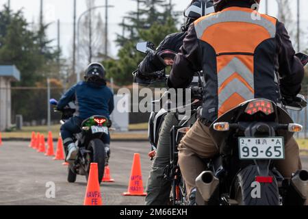 220407-N-VI040-1123 MARINE AIR FACILITY ATSUGI, Japan (7. April 2022) Seeleute und Matrosen der japanischen Marine Self-Defense Force nehmen an einer Schulung zur Verkehrssicherheit und Unfallverhütung auf Motorrädern Teil, die vom Yamato Police Department an Bord der Naval Air Facility (NAF) Atsugi, Japan, 7. April 2022, angeboten wird. Die NAF Atsugi unterstützt die Kampfbereitschaft des Befehlshabers, der Fluggesellschaft Air Wing FIVE (CVW 5), der Hubschrauberstaffel FIVE ONE (HSM-51) und von 30 weiteren Mietern und leistet logistische Unterstützung, Koordination und Dienste für Einheiten, die dem westlichen Pazifik zugewiesen sind. Stockfoto
