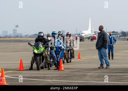 220407-N-VI040-1132 MARINE AIR FACILITY ATSUGI, Japan (7. April 2022) Seeleute und Matrosen der japanischen Marine Self-Defense Force nehmen an einer Schulung zur Verkehrssicherheit und Unfallverhütung auf Motorrädern Teil, die vom Yamato Police Department an Bord der Naval Air Facility (NAF) Atsugi, Japan, 7. April 2022, angeboten wird. Die NAF Atsugi unterstützt die Kampfbereitschaft des Befehlshabers, der Fluggesellschaft Air Wing FIVE (CVW 5), der Hubschrauberstaffel FIVE ONE (HSM-51) und von 30 weiteren Mietern und leistet logistische Unterstützung, Koordination und Dienste für Einheiten, die dem westlichen Pazifik zugewiesen sind. Stockfoto