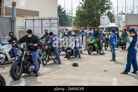 220407-N-VI040-1056 MARINE AIR FACILITY ATSUGI, Japan (7. April 2022) Seeleute und Matrosen der japanischen Marine Self-Defense Force nehmen an einer Schulung zur Verkehrssicherheit und Unfallverhütung auf Motorrädern Teil, die vom Yamato Police Department an Bord der Naval Air Facility (NAF) Atsugi angeboten wird. Die NAF Atsugi unterstützt die Kampfbereitschaft des Befehlshabers, der Fluggesellschaft Air Wing FIVE (CVW 5), der Hubschrauberstaffel FIVE ONE (HSM-51) und von 30 weiteren Mietern und leistet logistische Unterstützung, Koordination und Dienste für Einheiten, die dem westlichen Pazifik zugewiesen sind. Stockfoto