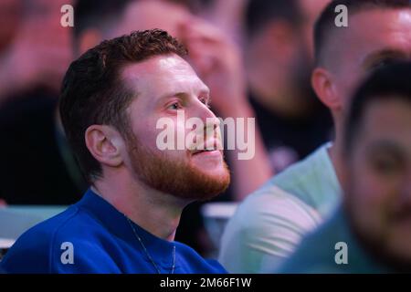 YouTuber Ethan Payne, der unter dem Internet-Namen Behzinga läuft, wird am 15. Tag der Cazoo World Darts Championship im Alexandra Palace in London gesehen. Foto: Montag, 2. Januar 2023. Stockfoto