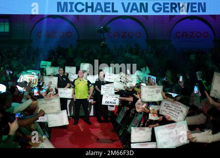 Michael van Gerwen spielt am 15. Tag der Cazoo-Darts-Weltmeisterschaft im Alexandra Palace, London, Dimitri Van den Bergh. Foto: Montag, 2. Januar 2023. Stockfoto