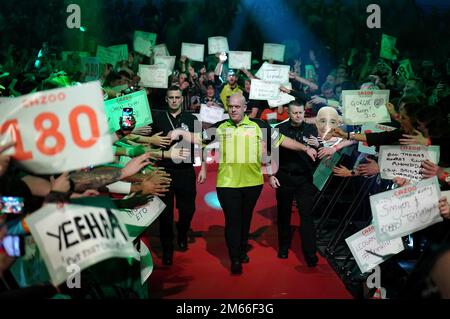 Michael van Gerwen spielt am 15. Tag der Cazoo-Darts-Weltmeisterschaft im Alexandra Palace, London, Dimitri Van den Bergh. Foto: Montag, 2. Januar 2023. Stockfoto