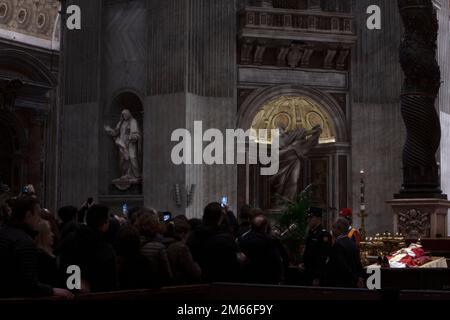 Vatikanstadt, Vatikan, 2. Januar 2023. Die Leiche des verstorbenen Papstes Benedikt XVI. Wird öffentlich in St. Petersdom im Vatikan. Maria Grazia Picciarella/Alamy Live News Stockfoto