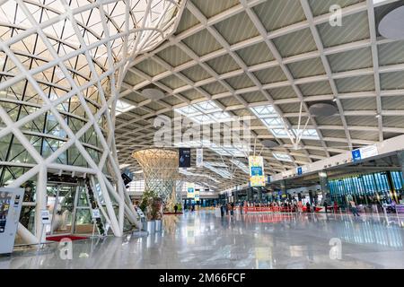 Izmir, Türkei - Dezember 2022: Architektur des Abflugterminals des Flughafens Izmir Adnan Menderes. Der Flughafen Izmir ist einer der verkehrsreichsten Flughäfen in der Türkei. Stockfoto