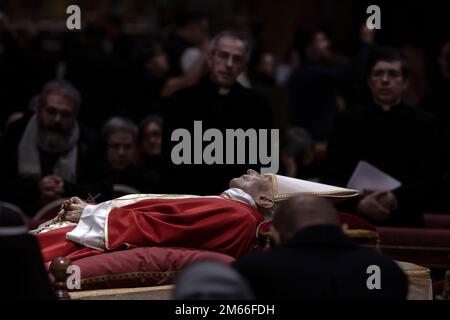 Vatikanstadt, Vatikan, 2. Januar 2023. Die Leiche des verstorbenen Papstes Benedikt XVI. Wird öffentlich in St. Petersdom im Vatikan. Maria Grazia Picciarella/Alamy Live News Stockfoto