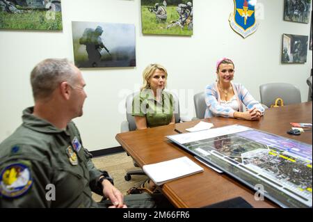 USA Oberstleutnant Matthew Reynolds (links), 39. Flying Training Squadron Instructor Pilot und Great Texas Airshow Project Officer, informiert Emma Faye Rudkin (rechts) und ihre Mutter Kathy (rechts von Faye) über die Teilnahme an der Flugschau als eine der Heimatstädte Hero, 7. April 2022, in JBSA-Randolph, Texas. Faye ist ein international bekanntes Vorbild und öffentlicher Sprecher für die (D) gehörlose und schwerhörige Gemeinschaft und Gründer des Exekutivdirektors von Aid the Silent. Die Great Texas Airshow mit den Thunderbirds findet vom 23. Bis 24. April in JBSA-Randolph statt. Der Thunderbir Stockfoto